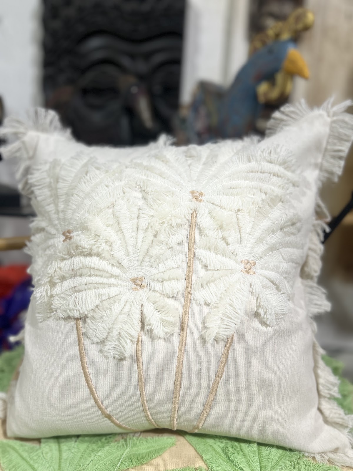 Bantal Monokrom Palem Putih Tufted Fringe
