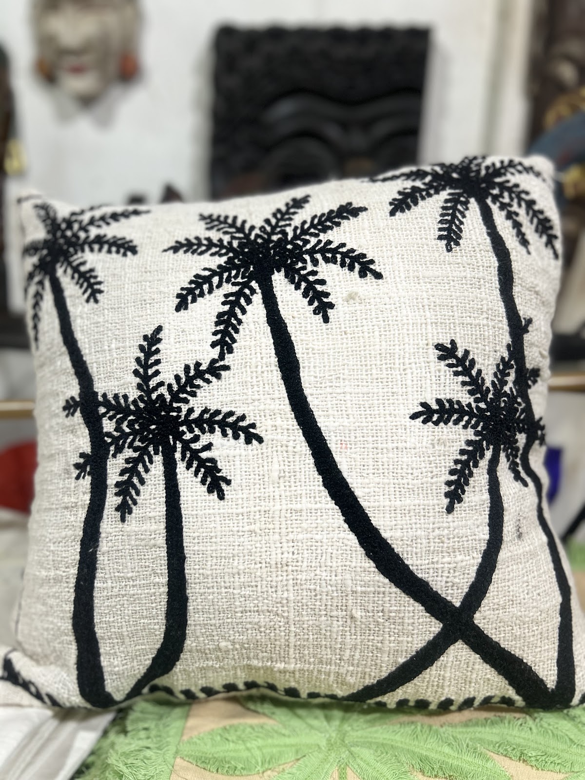 Bantal Tenun Pohon Kelapa Hitam Kontras